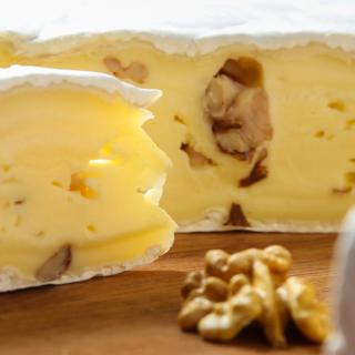 Brie mit Walnüssen 50 %