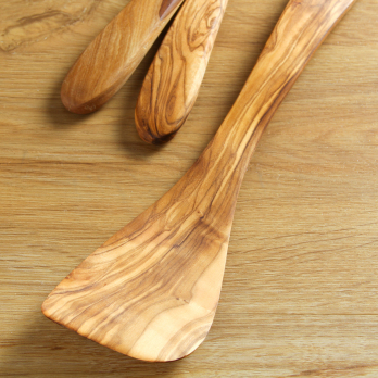 Pfannenwender aus geöltem Olivenholz